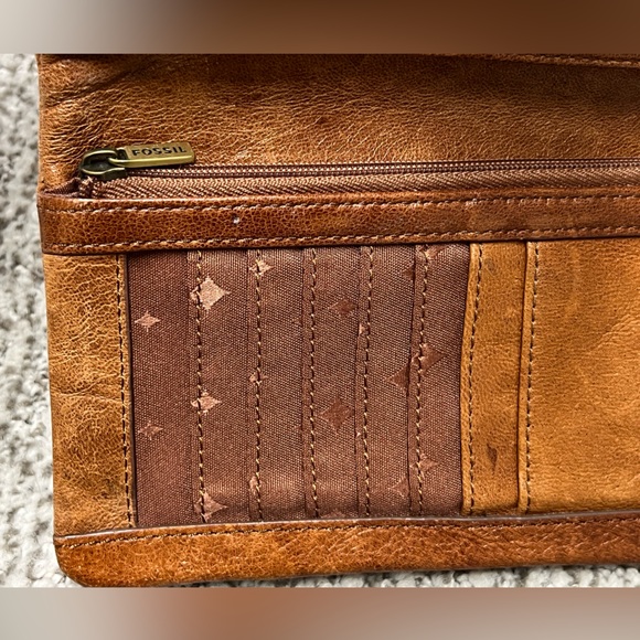 CLEARANCE! FOSSIL LEATHER WALLET - Picture 7 of 16